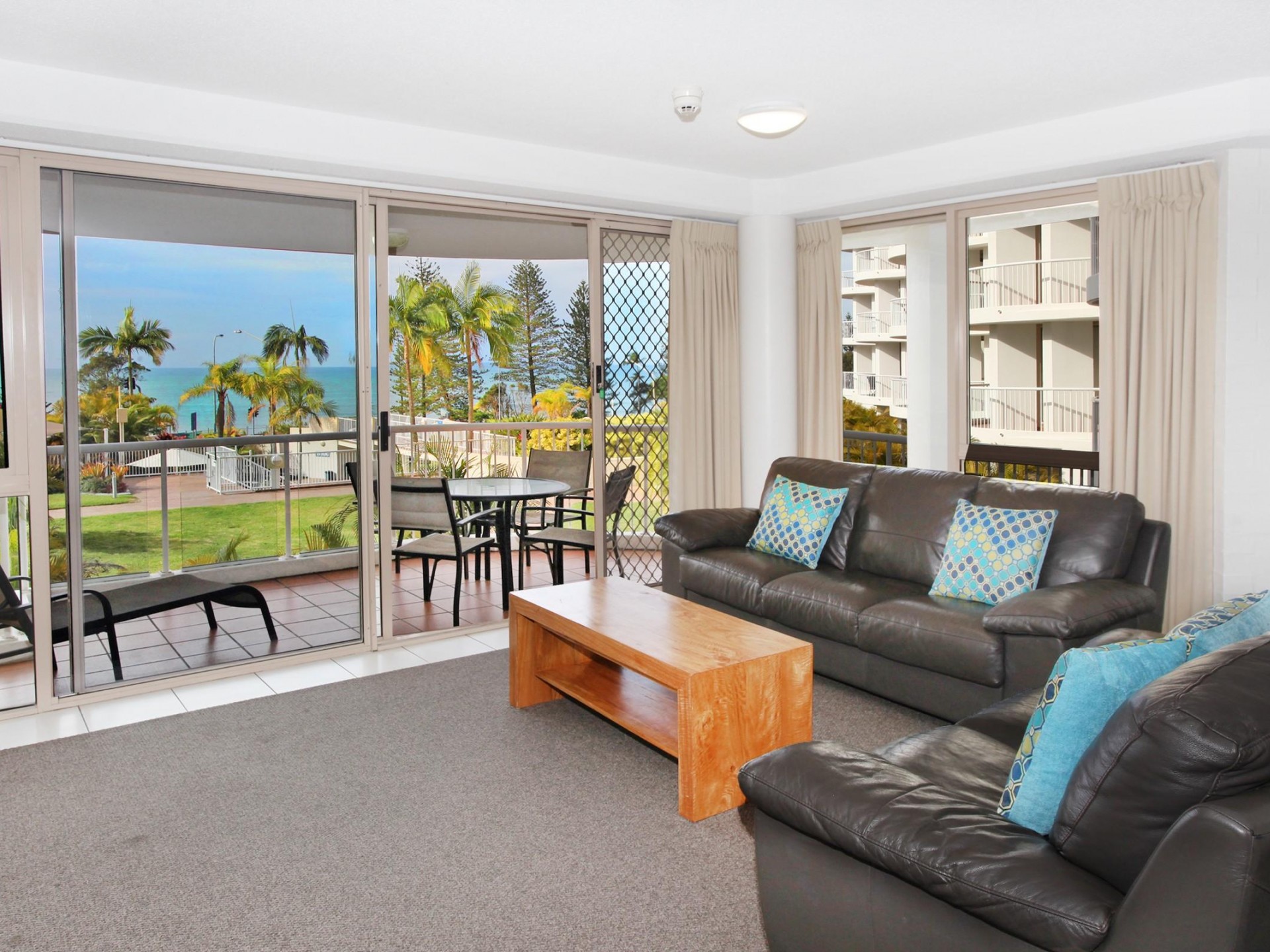 MOOLOOLABA FRONT ROW - SPACIOUS UNIT WITH OCEAN VIEWS